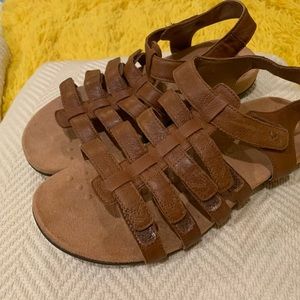 Brown Vionic adjustable gladiator sandal size 9 in excellent condition.